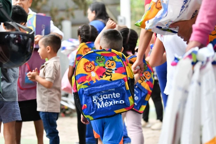 La gobernadora entrega útiles, tenis, zapatos y mochilas