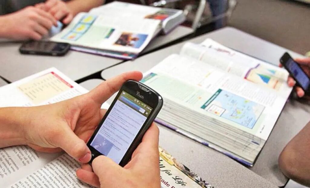 Escuelas de Aguascalientes comenzaran a regular el uso de celulares