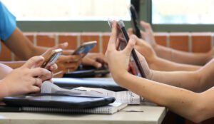 Escuelas de Aguascalientes comenzaran a regular el uso de celulares
