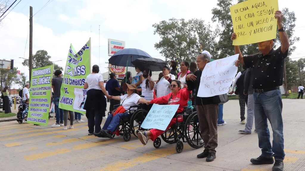 Pacientes renales se manifestaron exigiendo atención médica