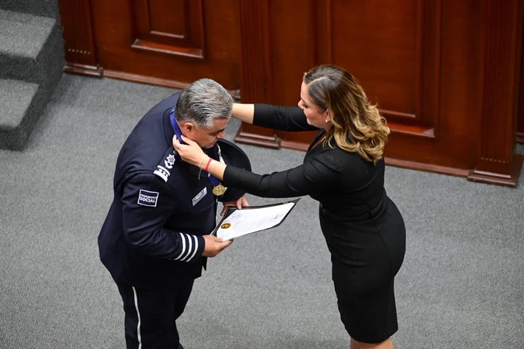 La policía estatal recibe un reconocimiento con la medalla “Benito Juárez García”