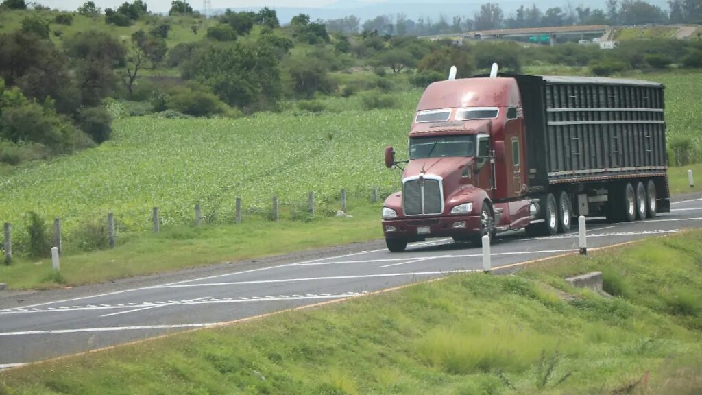 Bloqueos carreteros afectan al transporte de carga en todo el país