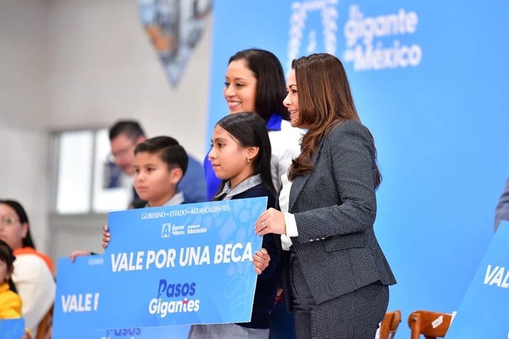 La gobernadora dio inicio a la entrega de becas a estudiantes del estado