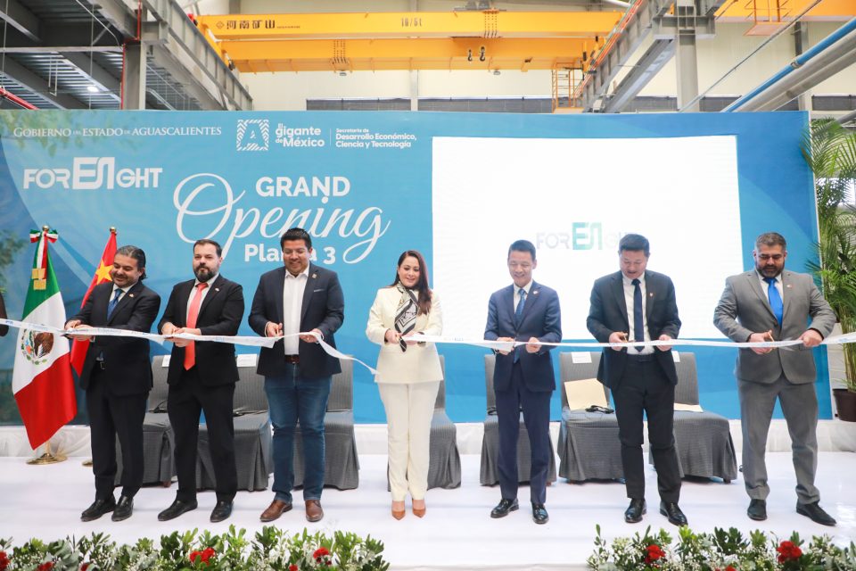 Tere Jiménez inaugura la tercera planta de la empresa automotriz Foresight