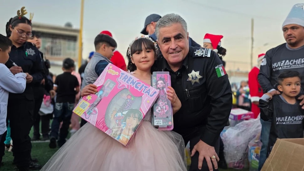 Policías entregan regalos a niños y niñas de todo el estado