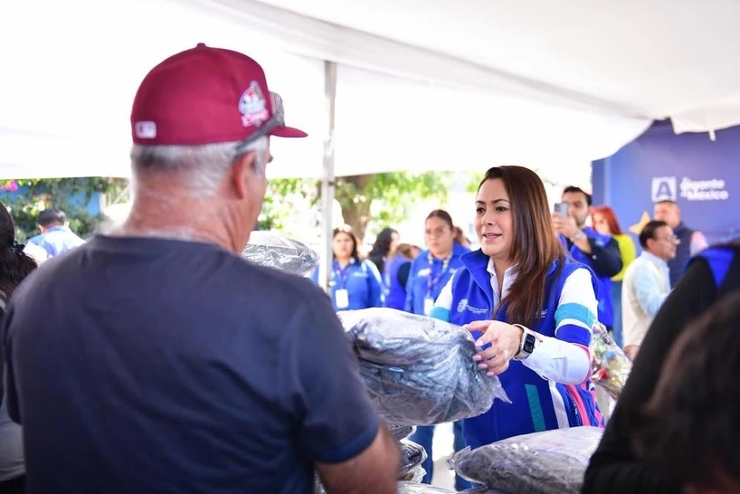 La gobernadora entrega regalos navideños en Calvillo y Aguascalientes