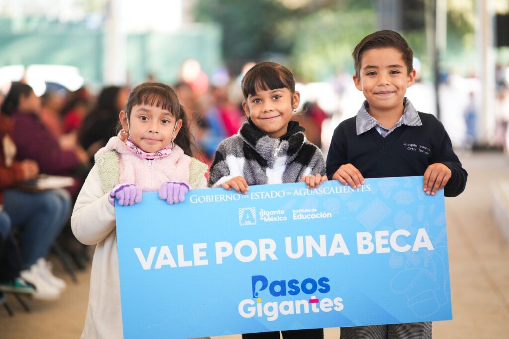 Aguascalientes impulsa la educación con la entrega de becas a todos los niveles educativos