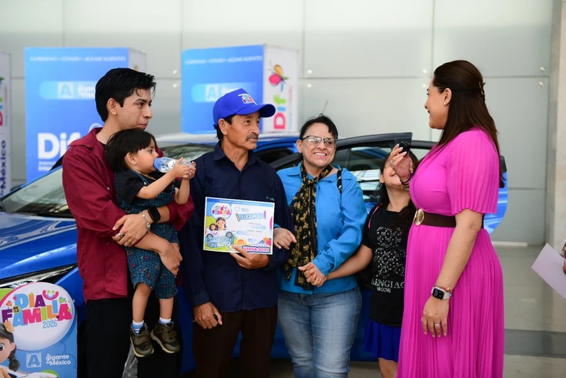 Tere Jiménez entrega autos a ganadores del sorteo del Día de la Familia
