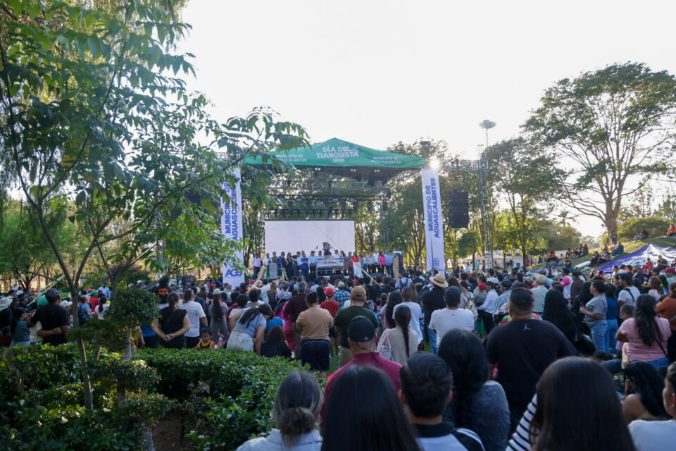 Leo Montañez lidera mega festejo por el Día del Tianguista