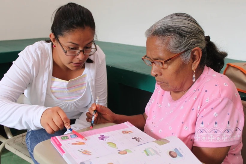 Libera tu servicio social apoyando a alguien a terminar su educación básica