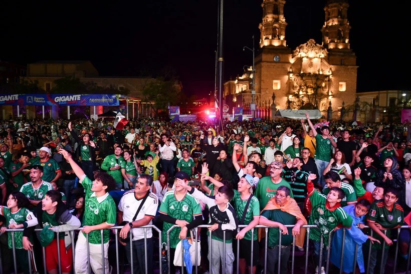 ¡La lluvia no apago la fiesta! Miles de personas se reunieron en el Gigante Fan Zone de la Plaza Patria para apoyar a México en el Mundial