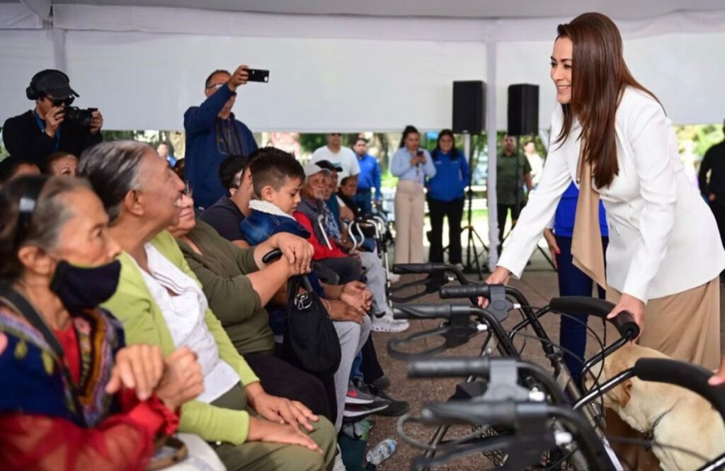 Tere y Aurora Jiménez entregan apoyos que devuelven movilidad e independencia a quienes mas lo necesitan