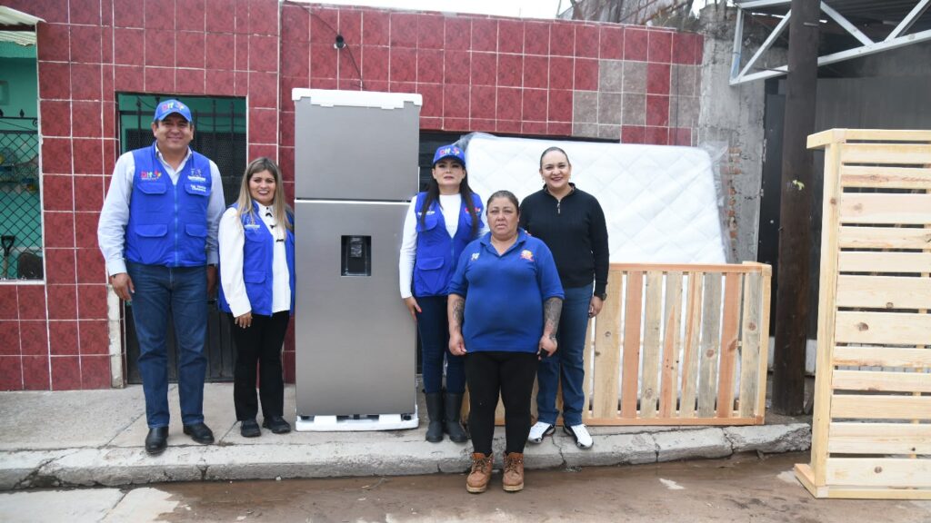 Presidenta del DIF Estatal entrega apoyos a familias afectadas por lluvias en la Colonia Constitución
