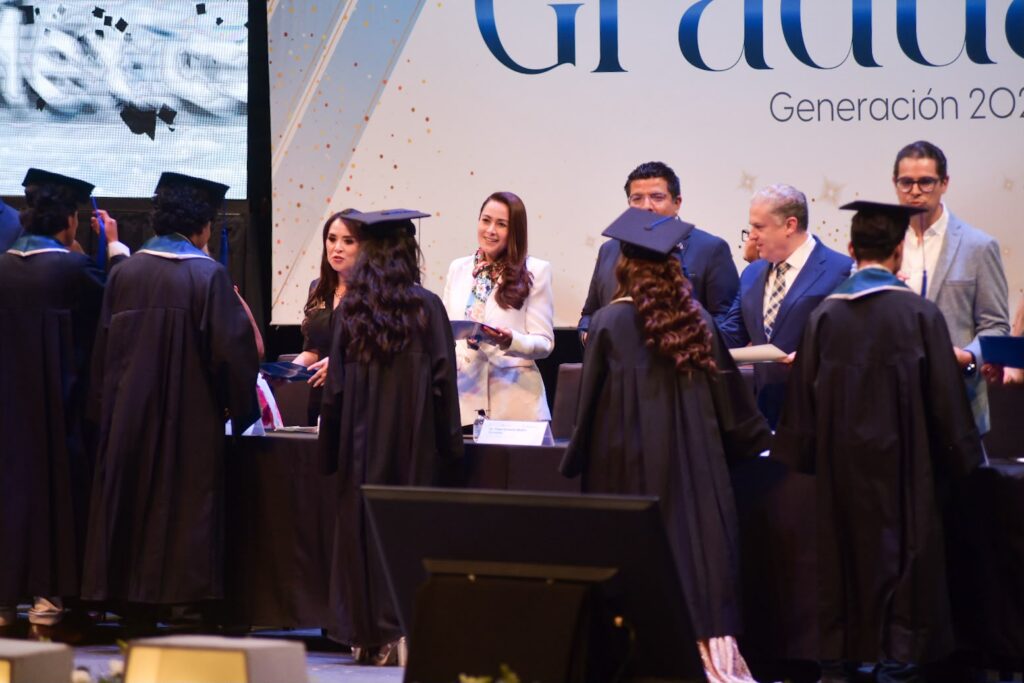 Tere Jiménez celebra graduación de 371 jóvenes del CECyTEA